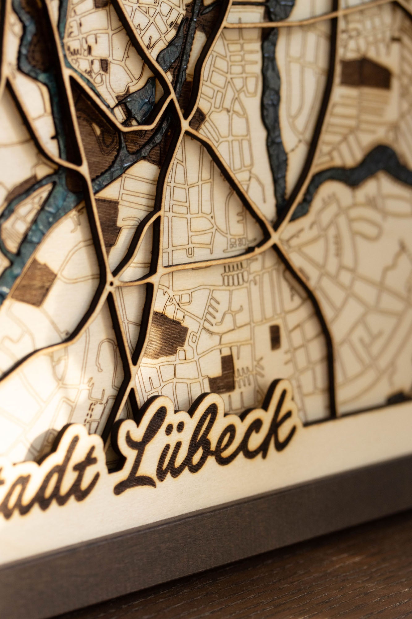 Lübeck - Individuelle Laser Cut Map mit handgemaltem Wasser