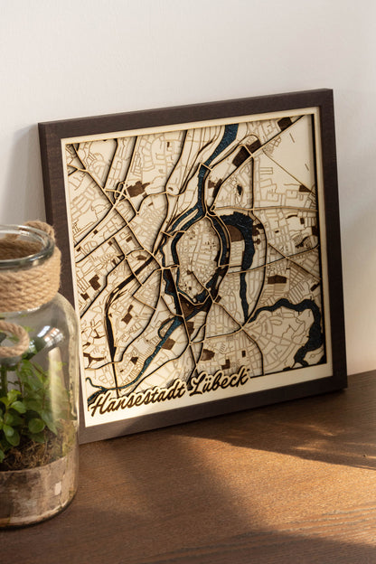 Lübeck - Individuelle Laser Cut Map mit handgemaltem Wasser