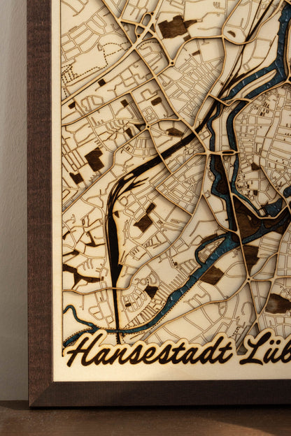 Lübeck - Individuelle Laser Cut Map mit handgemaltem Wasser