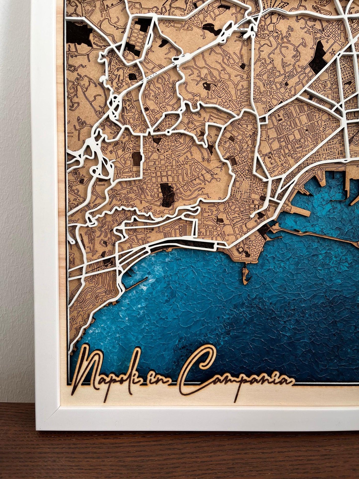 Blue Water Bliss - Individuelle Laser Cut Map mit handgemaltem Wasser