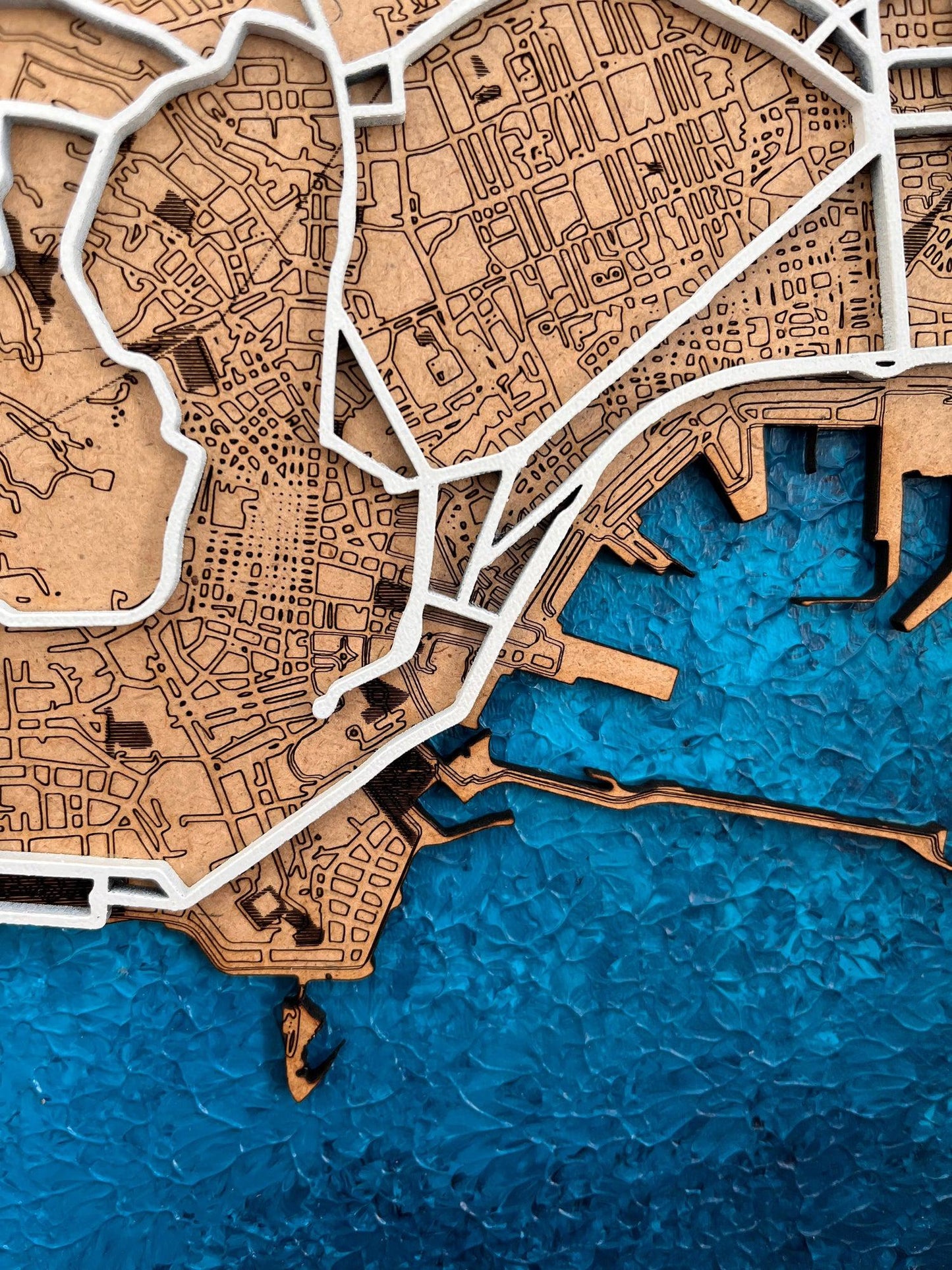 Blue Water Bliss - Individuelle Laser Cut Map mit handgemaltem Wasser