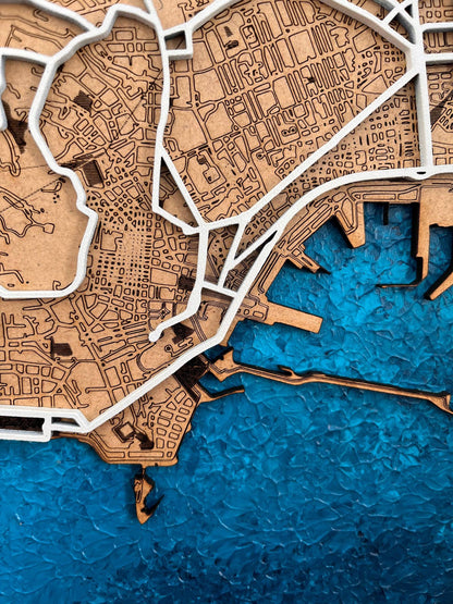 Blue Water Bliss - Individuelle Laser Cut Map mit handgemaltem Wasser