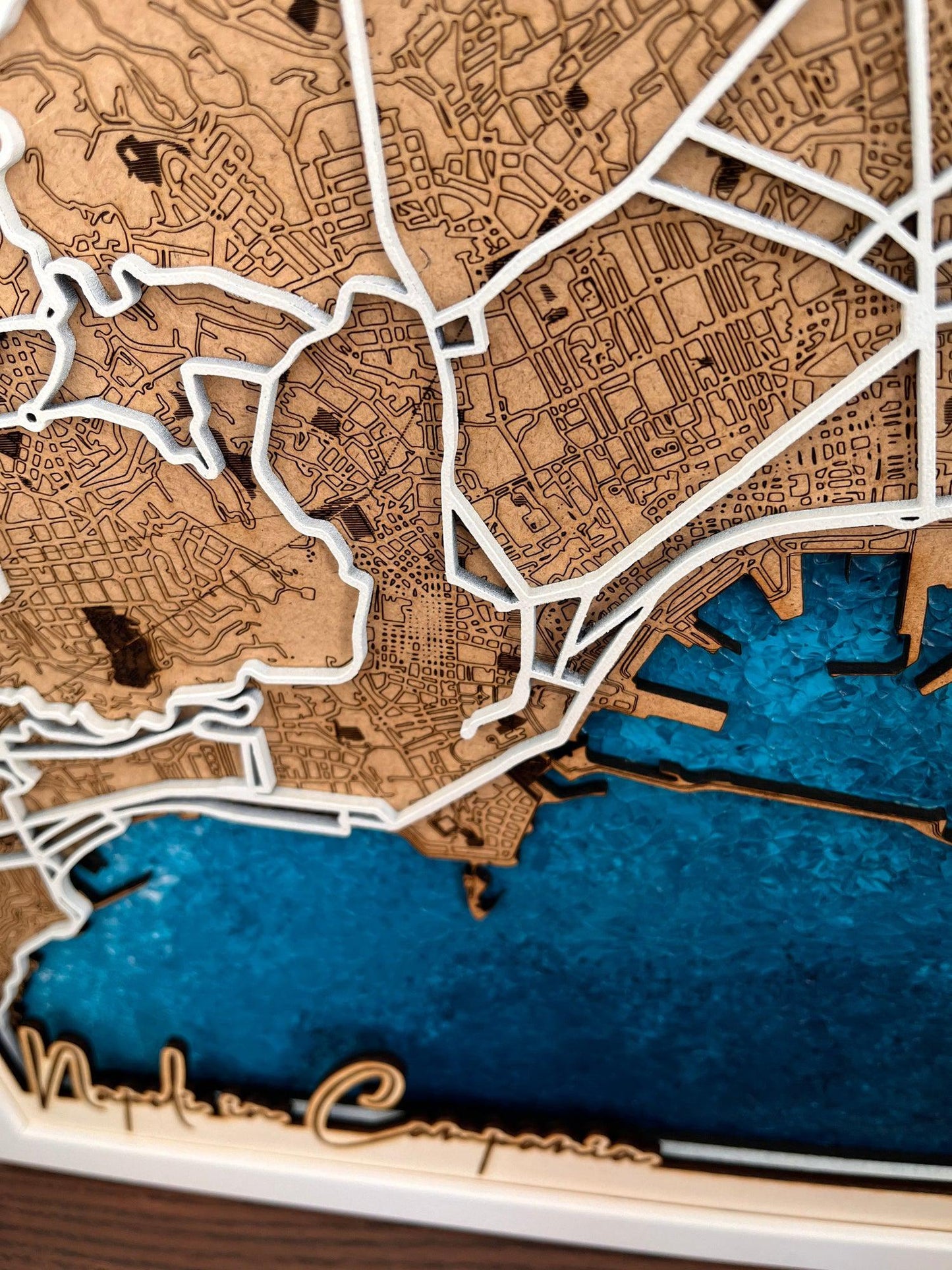 Blue Water Bliss - Individuelle Laser Cut Map mit handgemaltem Wasser