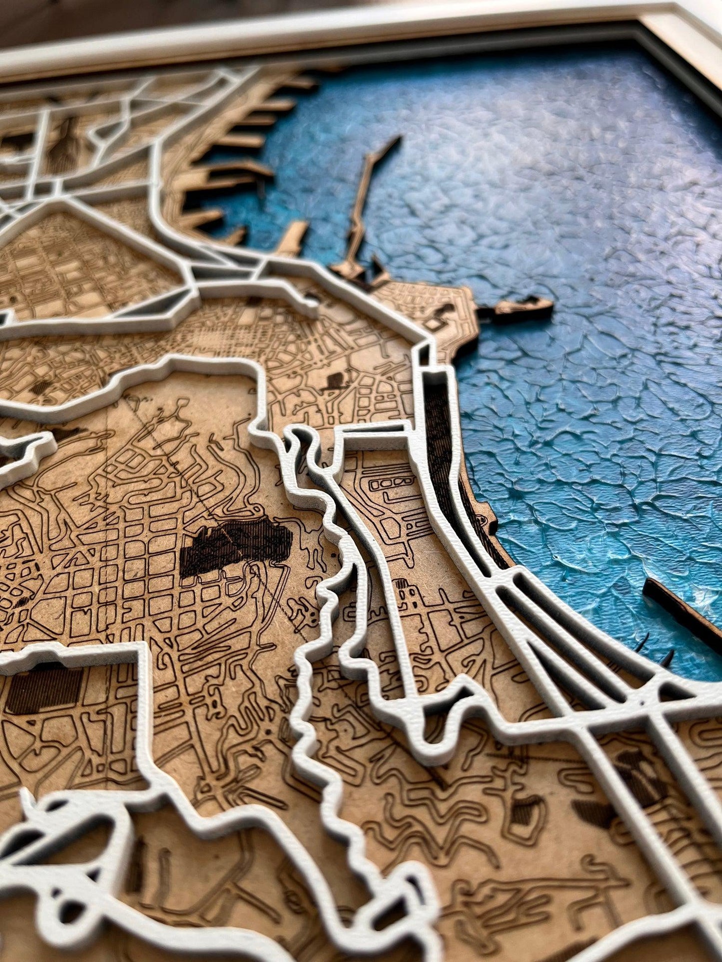 Blue Water Bliss - Individuelle Laser Cut Map mit handgemaltem Wasser