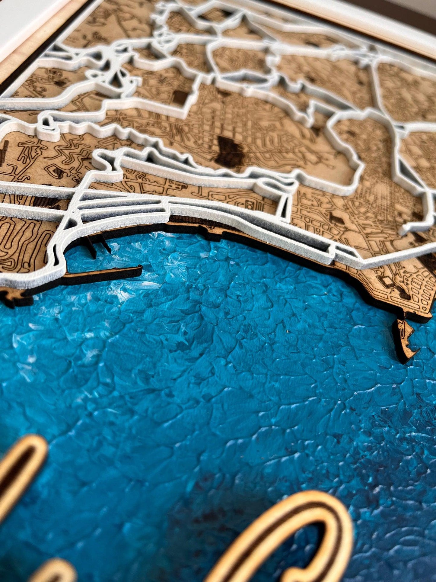 Blue Water Bliss - Individuelle Laser Cut Map mit handgemaltem Wasser